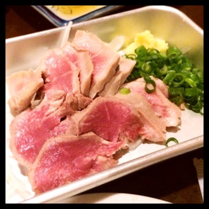 タン刺し(厳選もつ酒場エビス参 三宿本店)