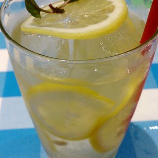 2分の1個分のレモンを入れたアイスレモネード(ピーターラビット カフェ 町田モディ店 )