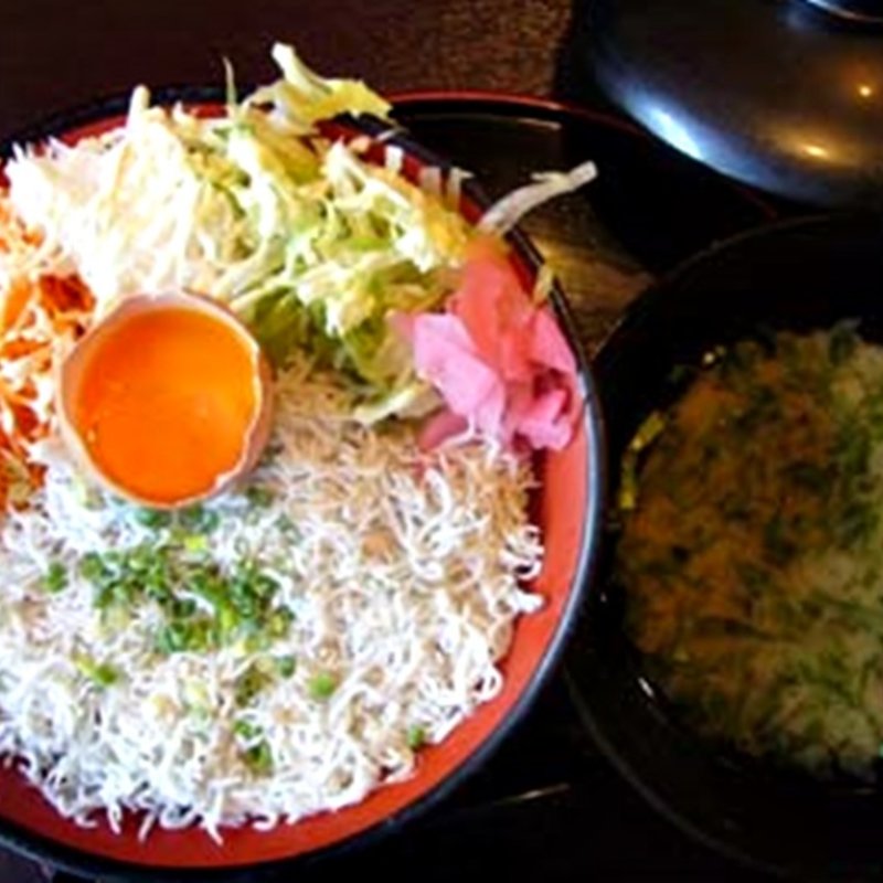 釜揚げしらす丼(しらす問屋とびっちょ 江の島弁財天仲見世通り店)