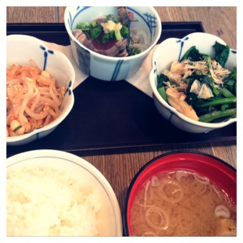 されたお惣菜の3種盛りとご飯＆お味噌汁のセット(みのる食堂 三越銀座)