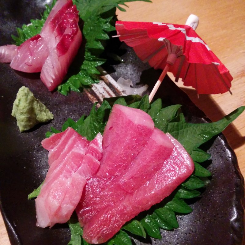 お造り（トロ・天然ハマチ）(一生懸命)