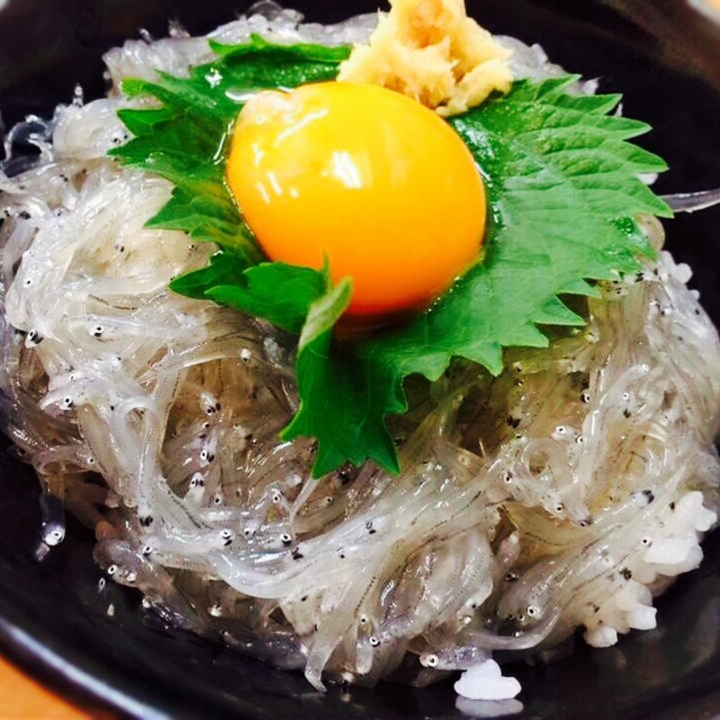 生しらす丼(市場食堂　駅前 サンキタ店 （いちばしょくどう えきまえ）)