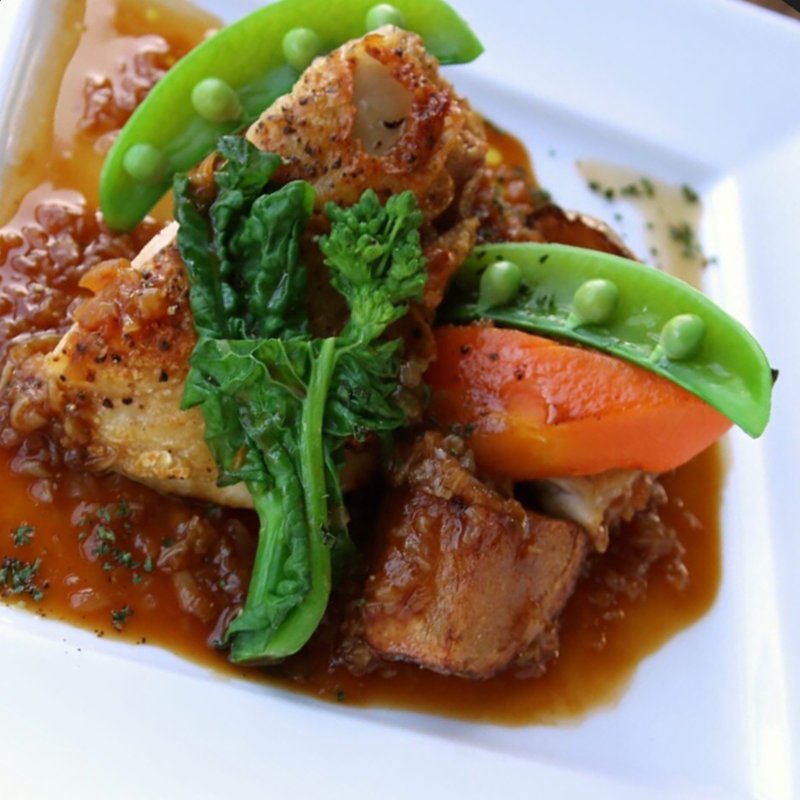 鶏もも肉のロースト季節野菜添え甘酸っぱい玉ねぎのソース(TOOTH TOOTHParadise Kitchen （トゥーストゥース　パラダイスキッチン）)