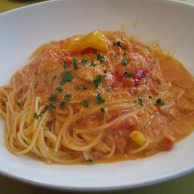 ツナとパプリカのトマトクリームスパゲティ(Osteria ろじえ)