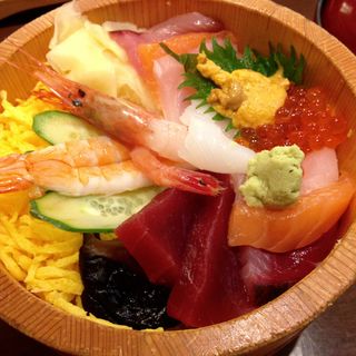 海鮮ちらし桶丼(沼津 魚がし鮨 キュービックプラザ新横浜店)