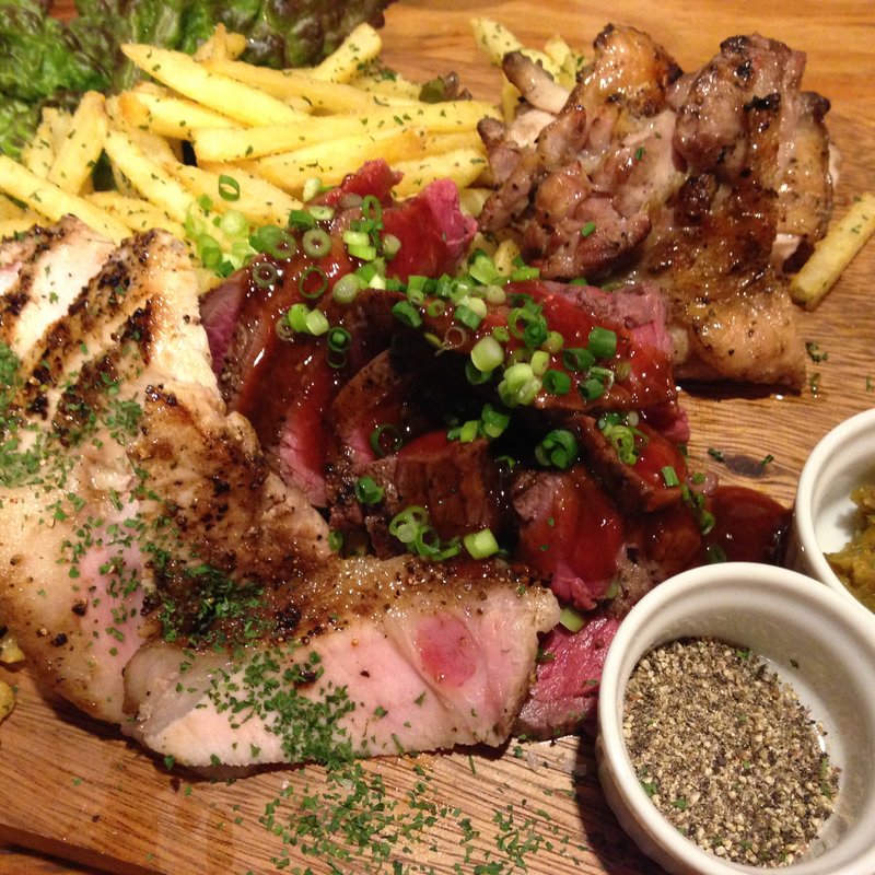 ビストロのお肉の盛り合わせ（300g）(野毛ビストロZIPスタンド)