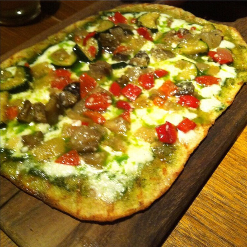 ローストした野菜とジェノベーゼのピザ(IVY PLACE)