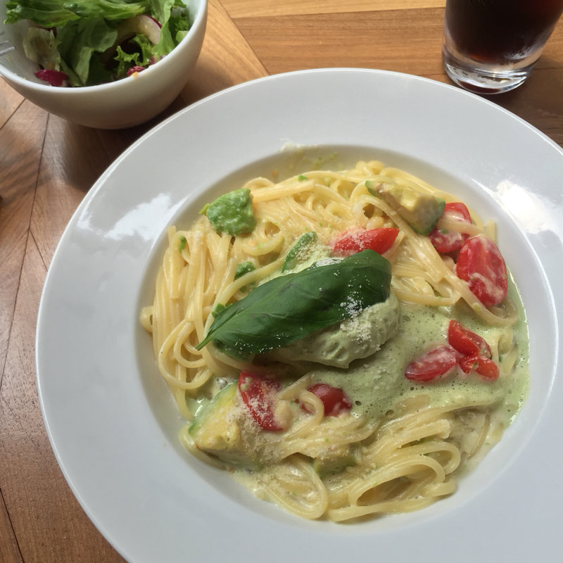 チェリートマトとアボカドムースのジェノベーゼ(miyamas)