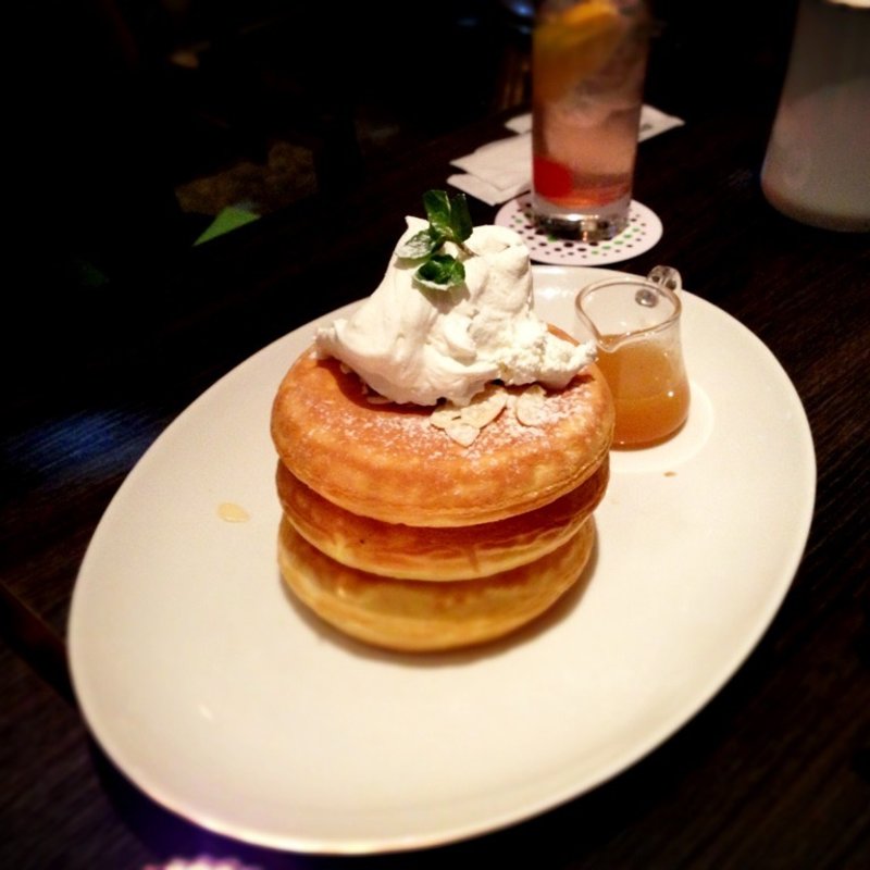 パンケーキ　メープルバター＆クリーム(Cafe x Lounge MICROCOSMOS)