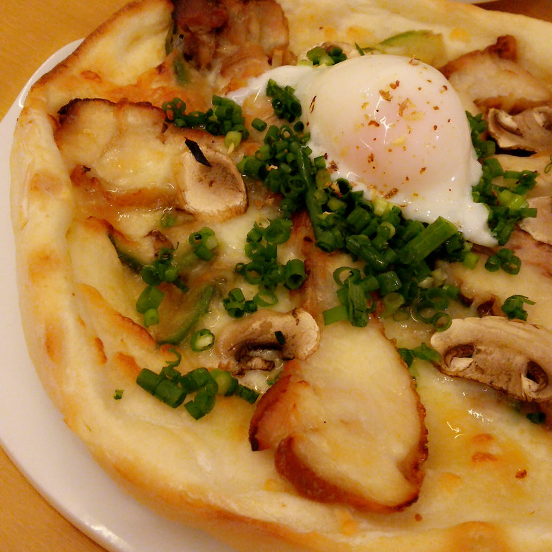 チキンとアボカド、半熟玉子の照りマヨ和風ピッツァ(kawara CAFE & KITCHEN トレッサ横浜店)