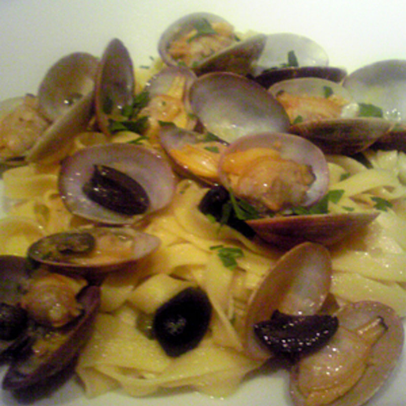 アサリとオリーブのガーリックソース(ビソーニョ)