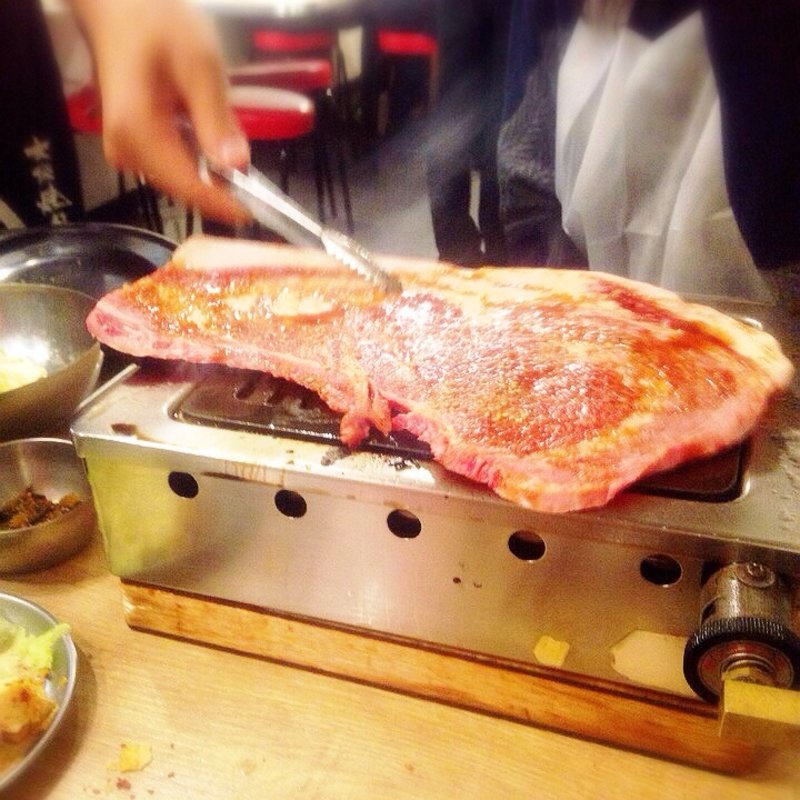 名物黒毛和牛のはみ出るカルビ(大阪焼肉・ホルモン ふたご 目黒店)