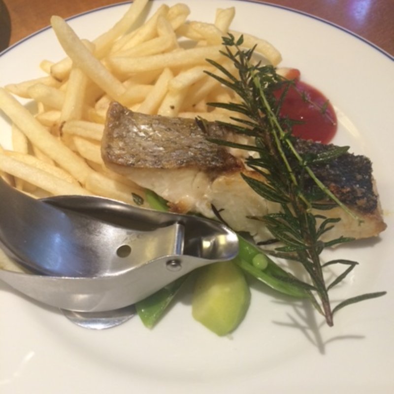 本日鮮魚の塩焼き（かま）　香草風味　レモン添え(西洋酒樓 六堀 （ロクボリ）)