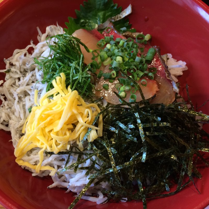 しらすと炙り地魚の漬け丼(和菜　八倉)