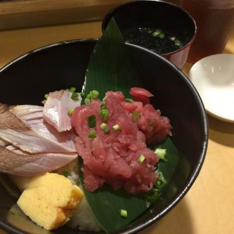 マグロ中落ち　ブリ炙り丼(牡蠣小屋　影虎。 （カゲトラ）)