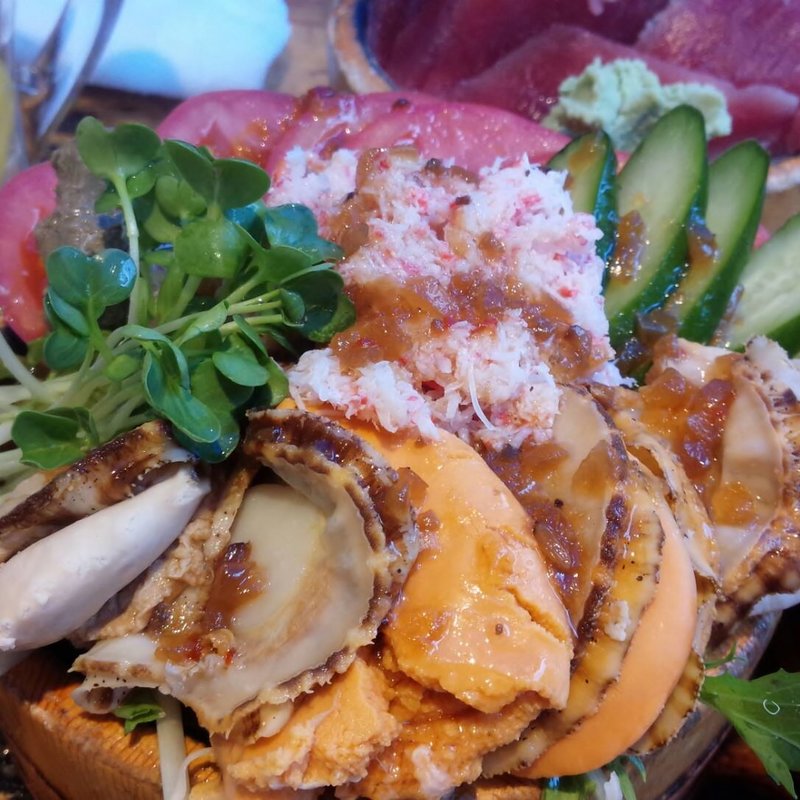 カニとホタテ桶(タカマル鮮魚店 本館)