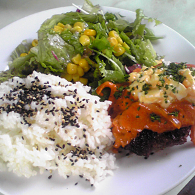 イベリコ豚のハンバーグステーキ、イタリアントマトクリームソース、きざみ卵のプレート(Cafe Delight)