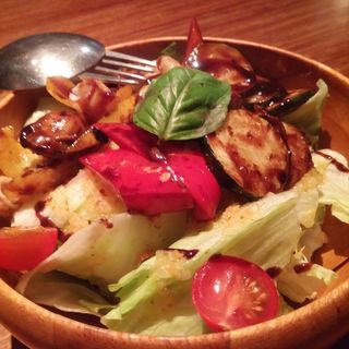 グリル野菜とシーフードのバルサミコソースサラダ(横浜ハイボール倶楽部 )