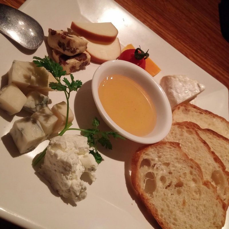 いろんなチーズの盛り合わせ(横浜ハイボール倶楽部)