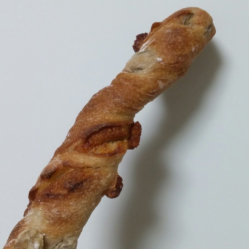 カマンベールとオリーブのリュスティック(ブーランジェリー マナベ)