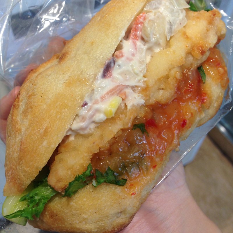 アスパラと10品目サラダのチキンサンド(川越ベーカリー楽楽)