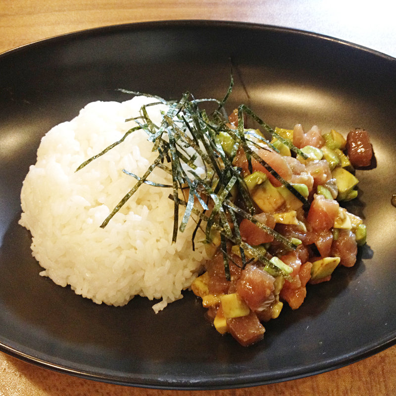 アボガドとトマトマリネを和えた洋風・漬けマグロ丼(TOMOSHIBI （トモシビ）)