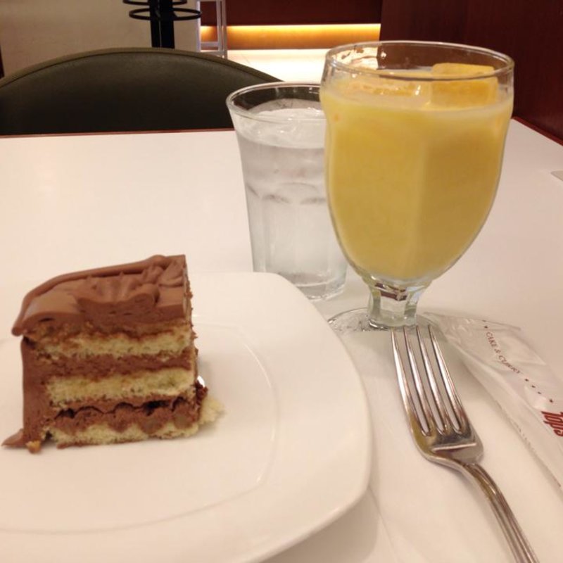 チョコレートケーキとマンゴージュース(トップス 渋谷店)