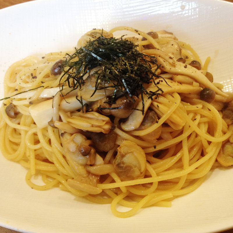 あさりときのこのバター醤油パスタ(ヒヨリ＋キッサ )