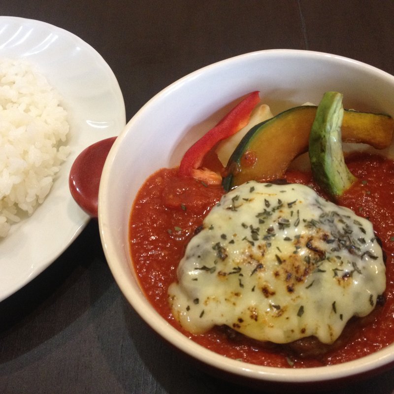 トマト煮込みハンバーグ(ヒヨリ＋キッサ )