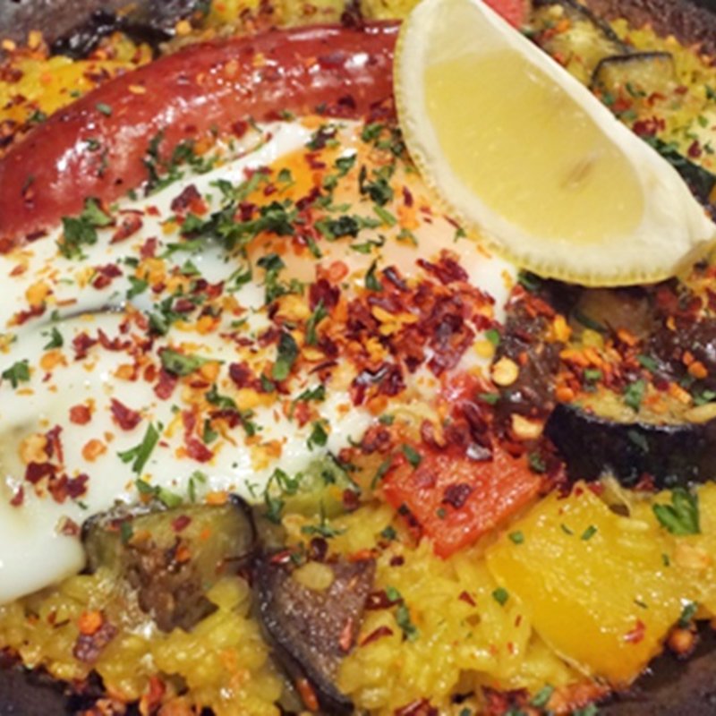 いろいろ野菜とごんぶとソーセージ半熟玉子のパエリア（M）(下町バル ながおか屋)