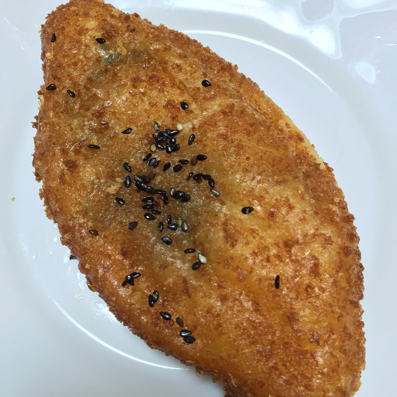 濃厚黒カレーパン(幸せの100円パン職人 桂千代原口店 )