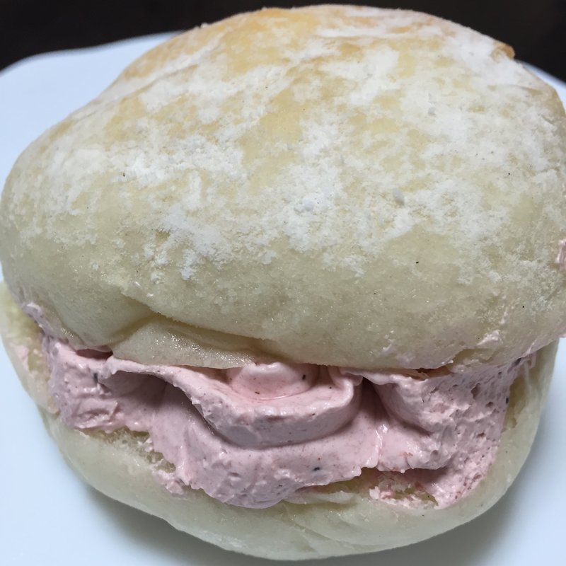 白パン(いちごクリーム)(幸せの100円パン職人 桂千代原口店 )