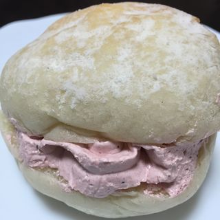白パン(いちごクリーム)(幸せの100円パン職人 桂千代原口店 )