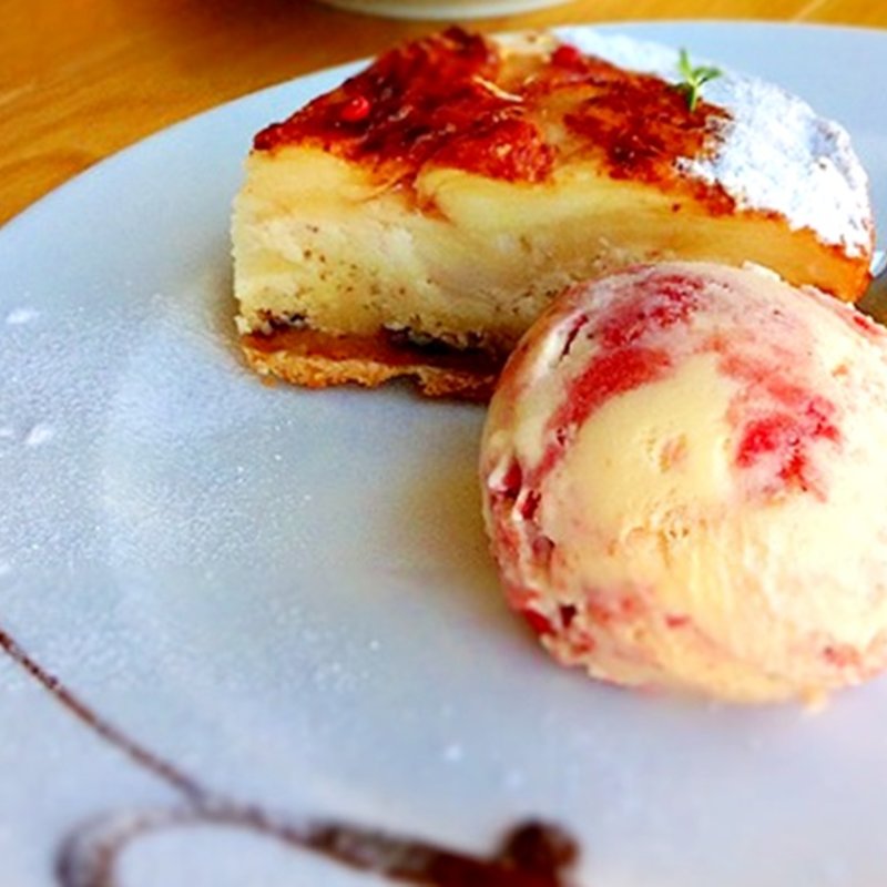 アップルタルト ストロベリーアイスクリーム添え(ひなた焼菓子店)