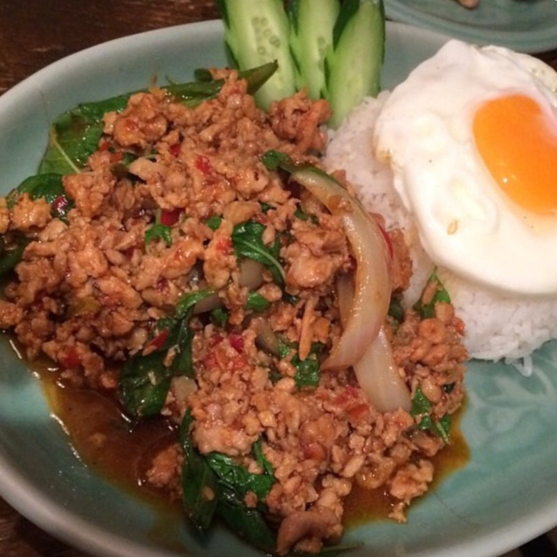 鳥挽肉のホリーバジル炒め(クルン・サイアム 六本木店)