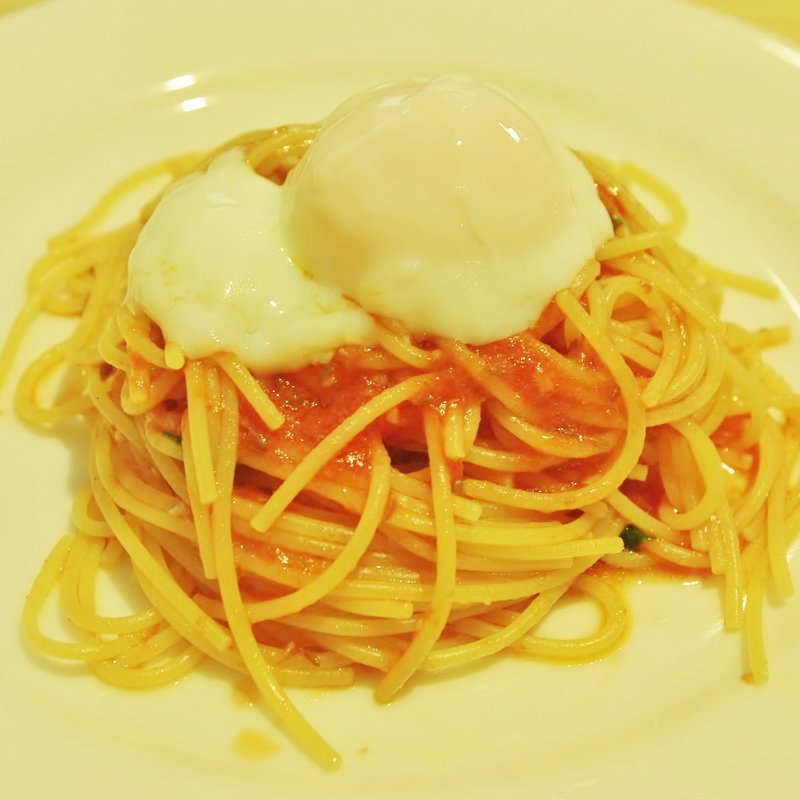 温泉卵とクミンシードのピリ辛パスタ(フェスティーナレンテ （FESTINA LENTE）)