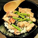 鶏肉とニンニクの芽の炒め丼(TORIKO)
