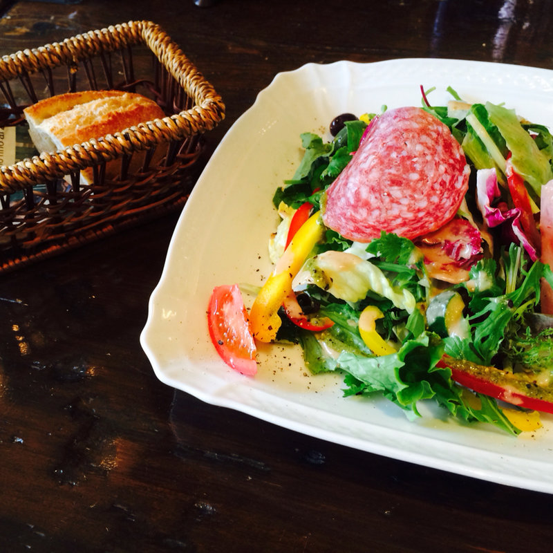 ランチセットの前菜、モリモリサラダと焼き立てパン(ugo by mosto)