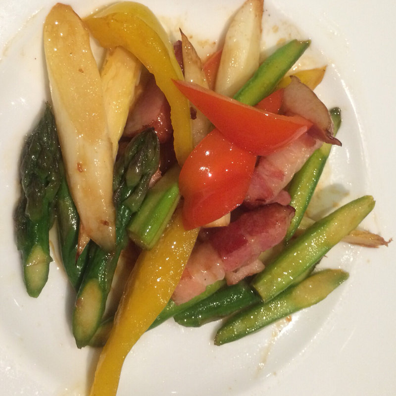 栗山産二色アスパラとベーコンのピリ辛炒め(ビヤステーション 恵比寿ガーデンプレイス店)
