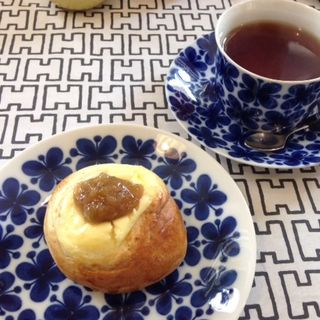 ルバーブの載ったクリームパンと紅茶のセット(カフェ、アンティーク マルカ （kaffe,antik markka）)