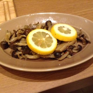 金井さん家のキノコと有機レモンのマリネ(肉ビストロ 熟 ルクア1100店 （ニクビストロ ジュク）)