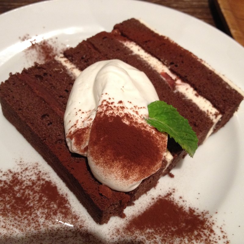 チョコレートとサワーチェリーのケーキ(カフェ ポーズ)