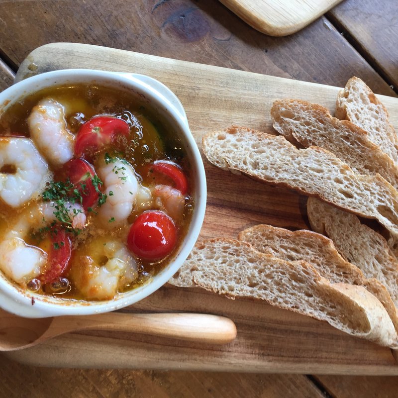 小海老とズッキーニ、ミニトマト入り雲丹（ウニ）のアヒージョ(ボンダイカフェ)