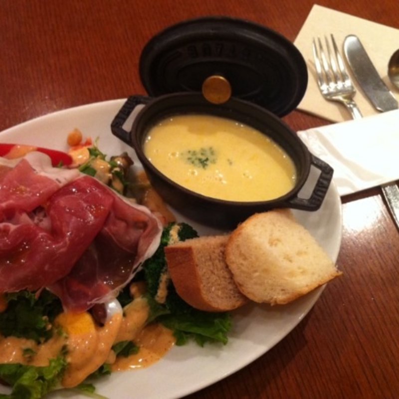 パルマ産生ハムと海老のボリュ－ムサラダ(カフェ＆ブックス ビブリオテーク 大阪・梅田 （café & books bibliotheque）)