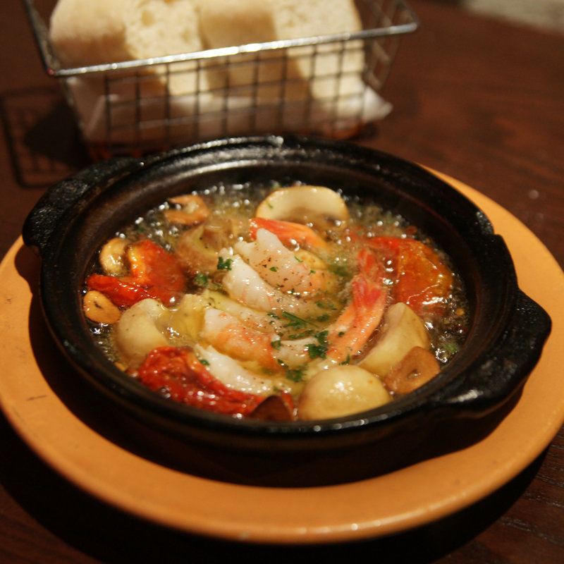 甘エビ、マッシュルーム、 ドライトマトのアヒージョ(バル　デ　オジャリア 恵比寿店 （Bar de Ollaria）)