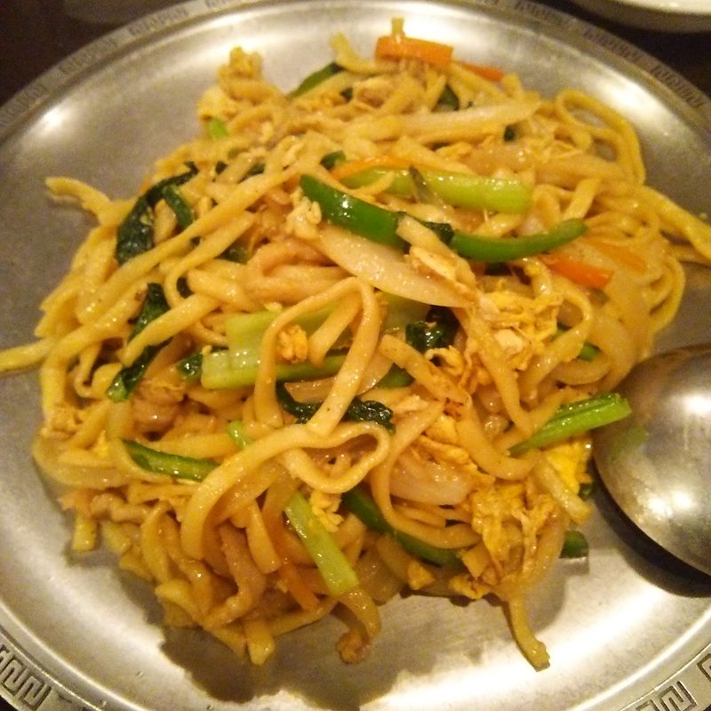 平たい太麺の炒め焼きそば(味の中華 羽衣 銀座本店)