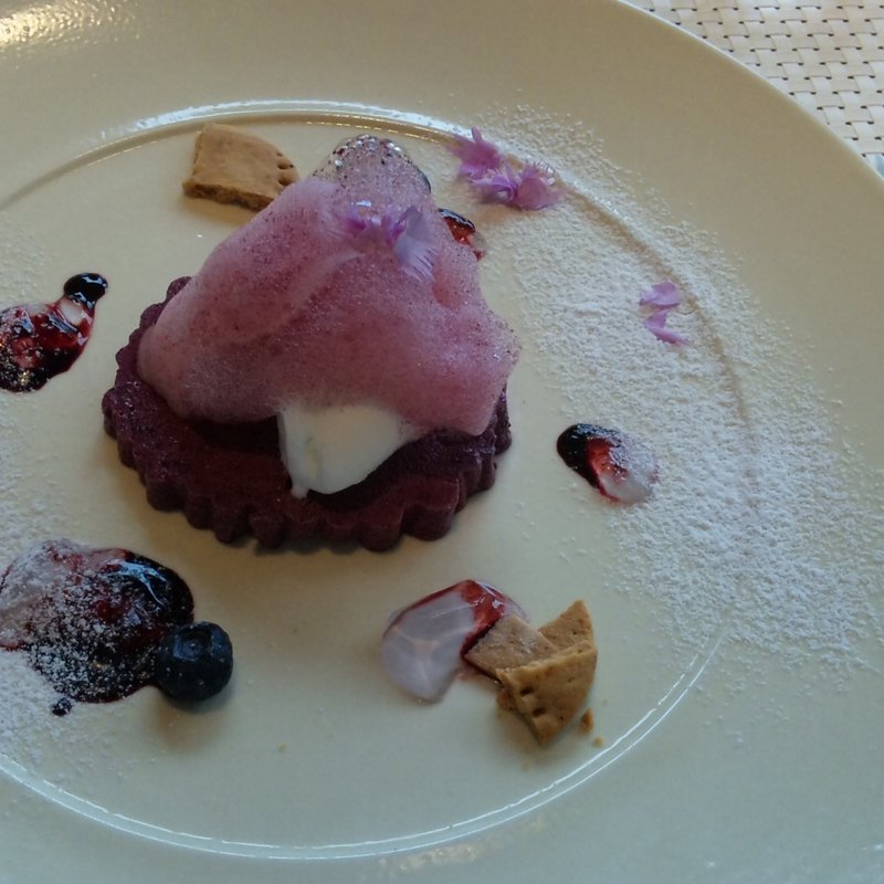 ブルーベリーのムースと東京牛乳を使ったヨーグルトのソルべ（すみれのジュレ添え）(ミクニ マルノウチ)