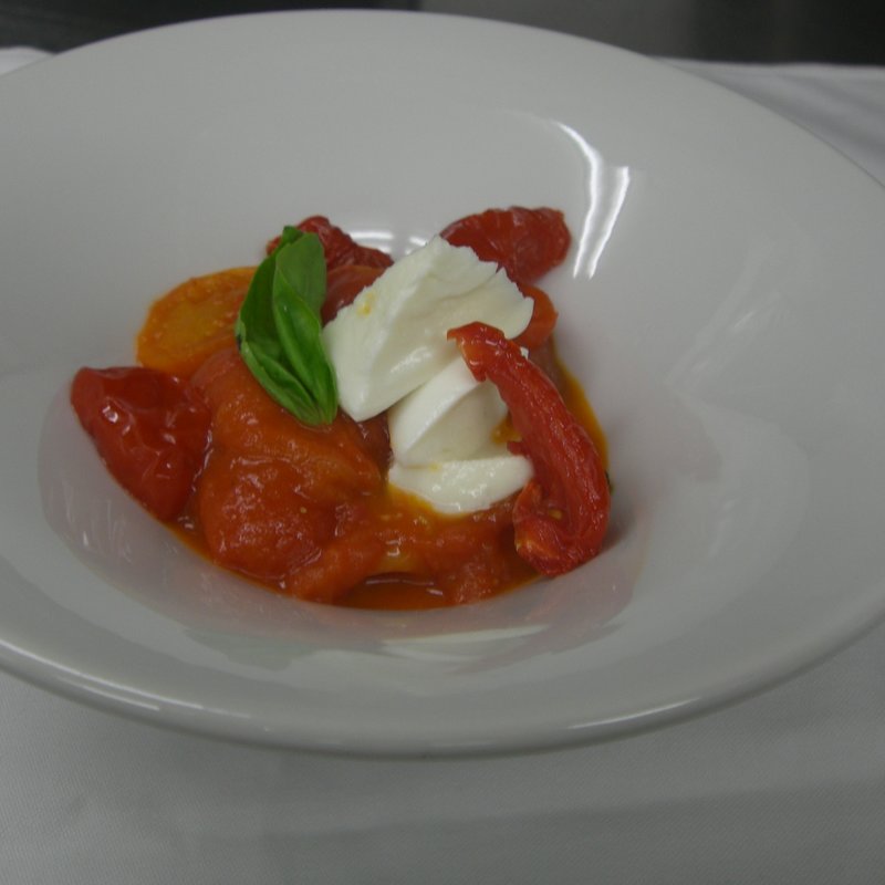 イタリア直送水牛のモッツアレラのカプレーゼ(ＢＩＴＴＯ （イタリア料理ビット）)