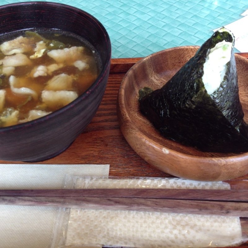 梅じそおむすびと豚バラ肉の豚汁(マイクロカフェ)