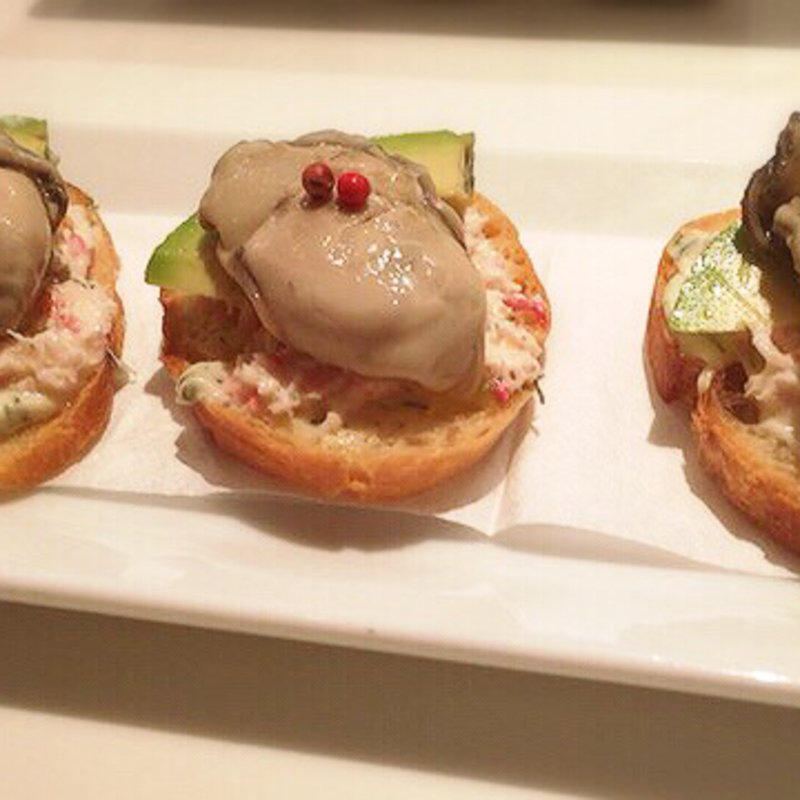 牡蠣とカニクリーム、アボカドのクロスティーニ(GUMBO&OYSTER BAR 二子玉川ライズ店 （ガンボ＆オイスターバー）)